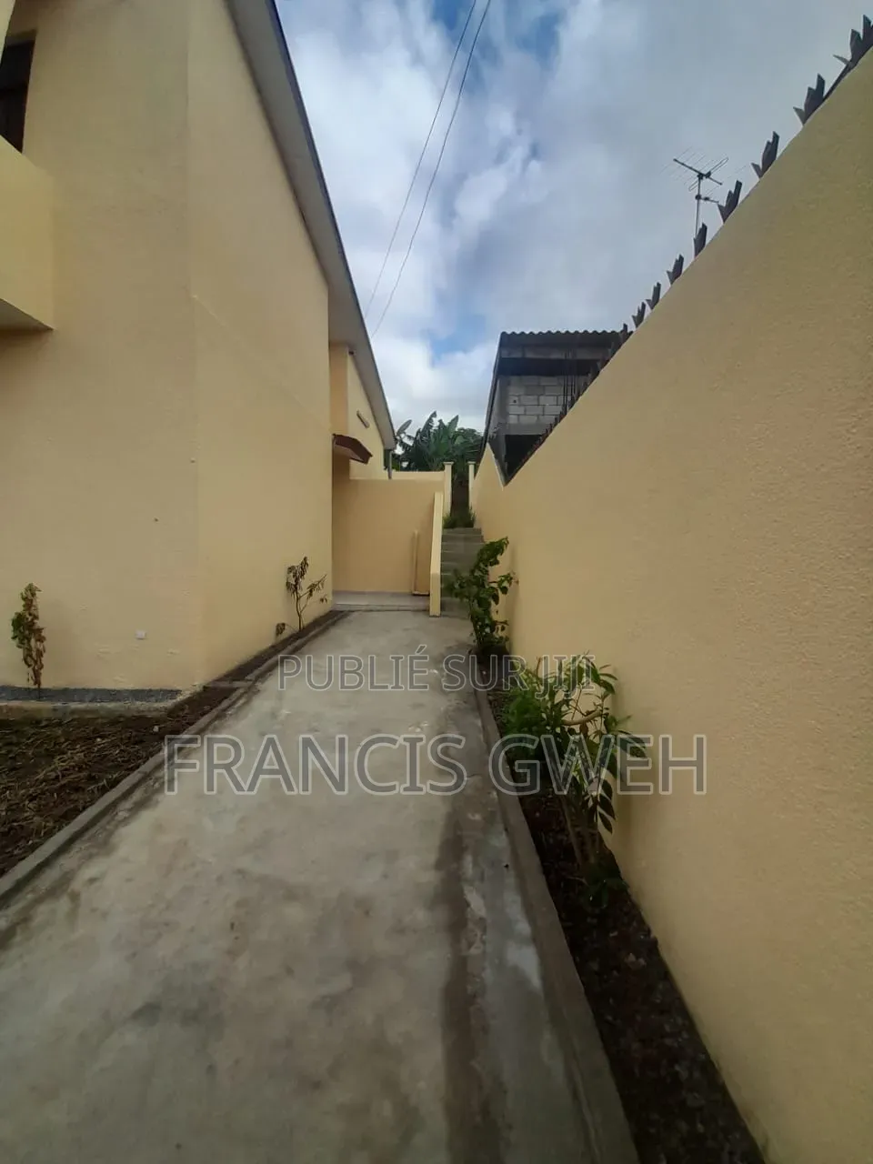 4chbre Duplex dans Francis Gweh, Cocody à Louer