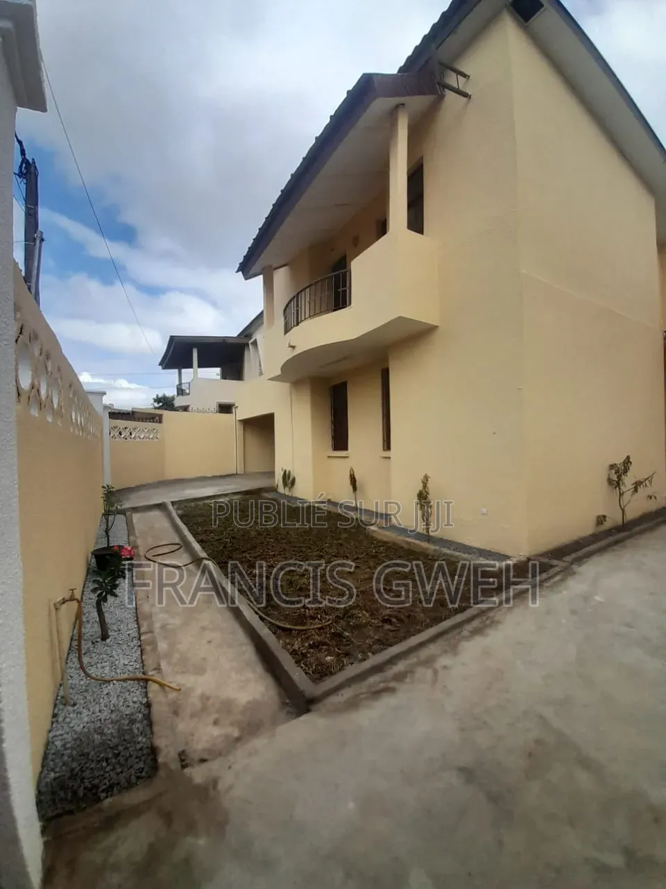 4chbre Duplex dans Francis Gweh, Cocody à Louer