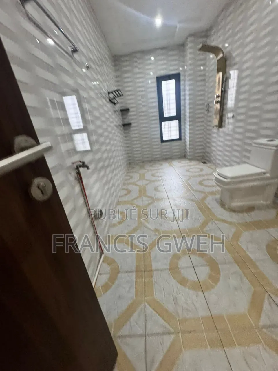5chbre Duplex dans Francis Gweh, Cocody à Louer