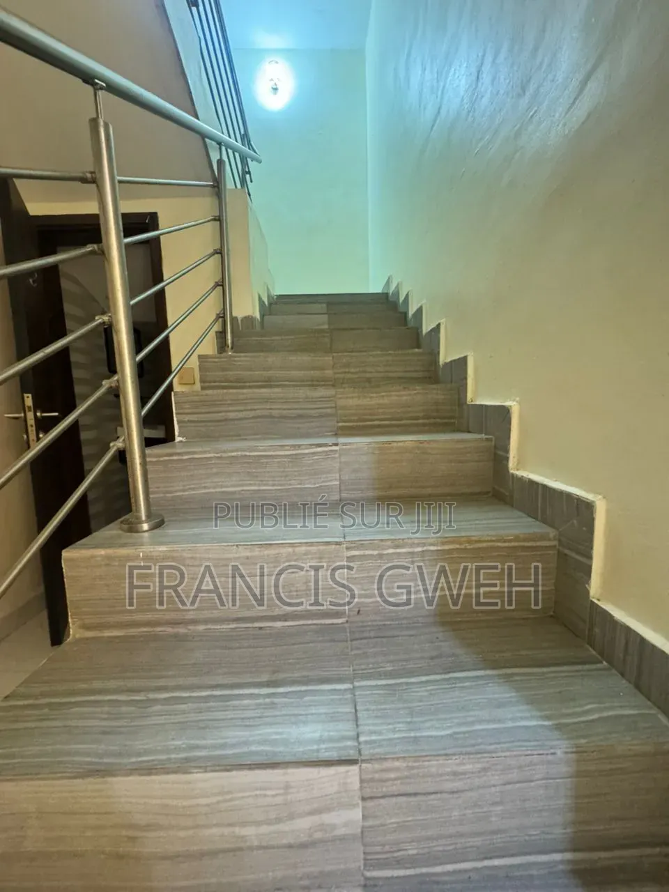 5chbre Duplex dans Francis Gweh, Cocody à Louer