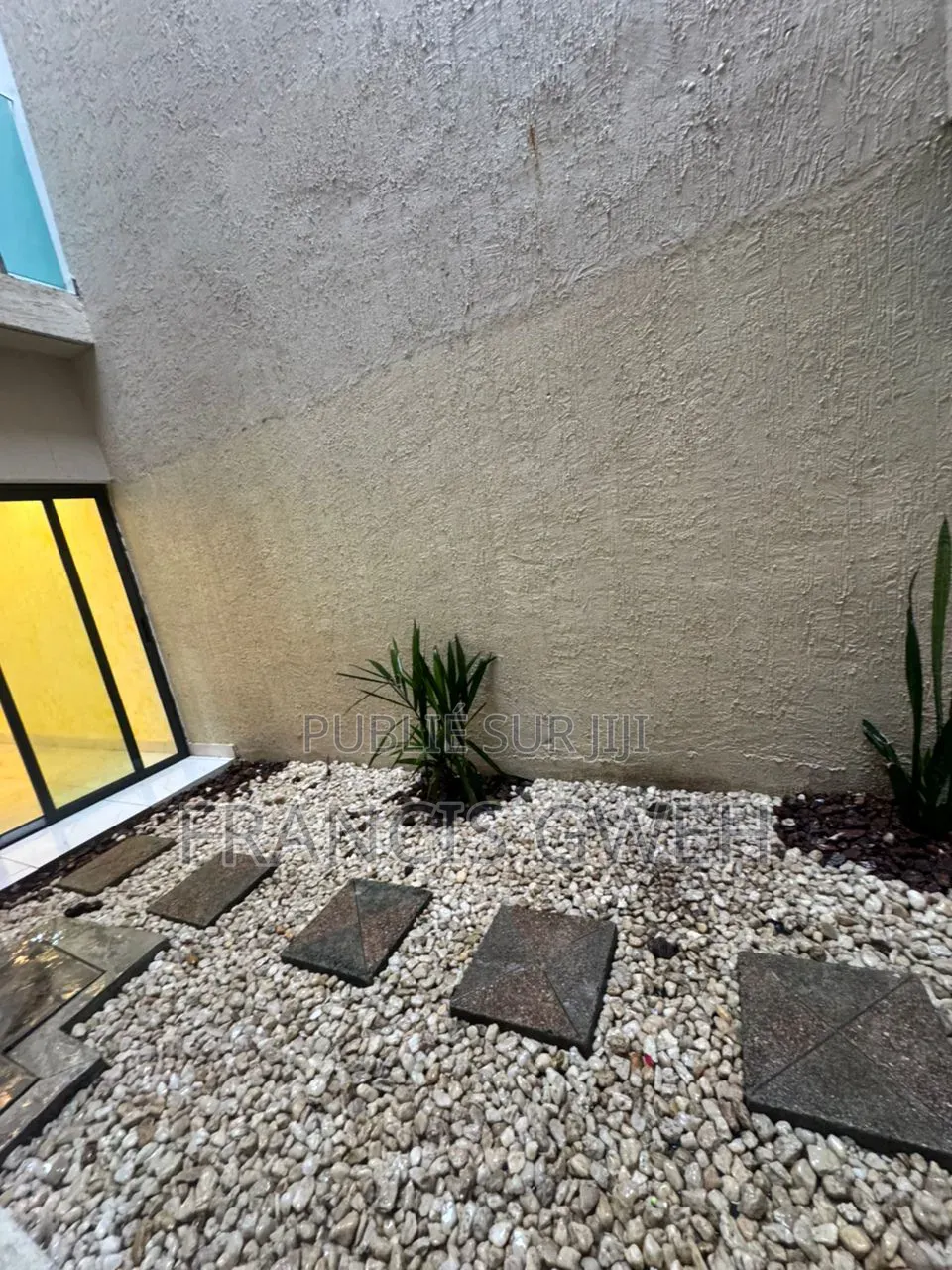 5chbre Duplex dans Francis Gweh, Cocody à Louer