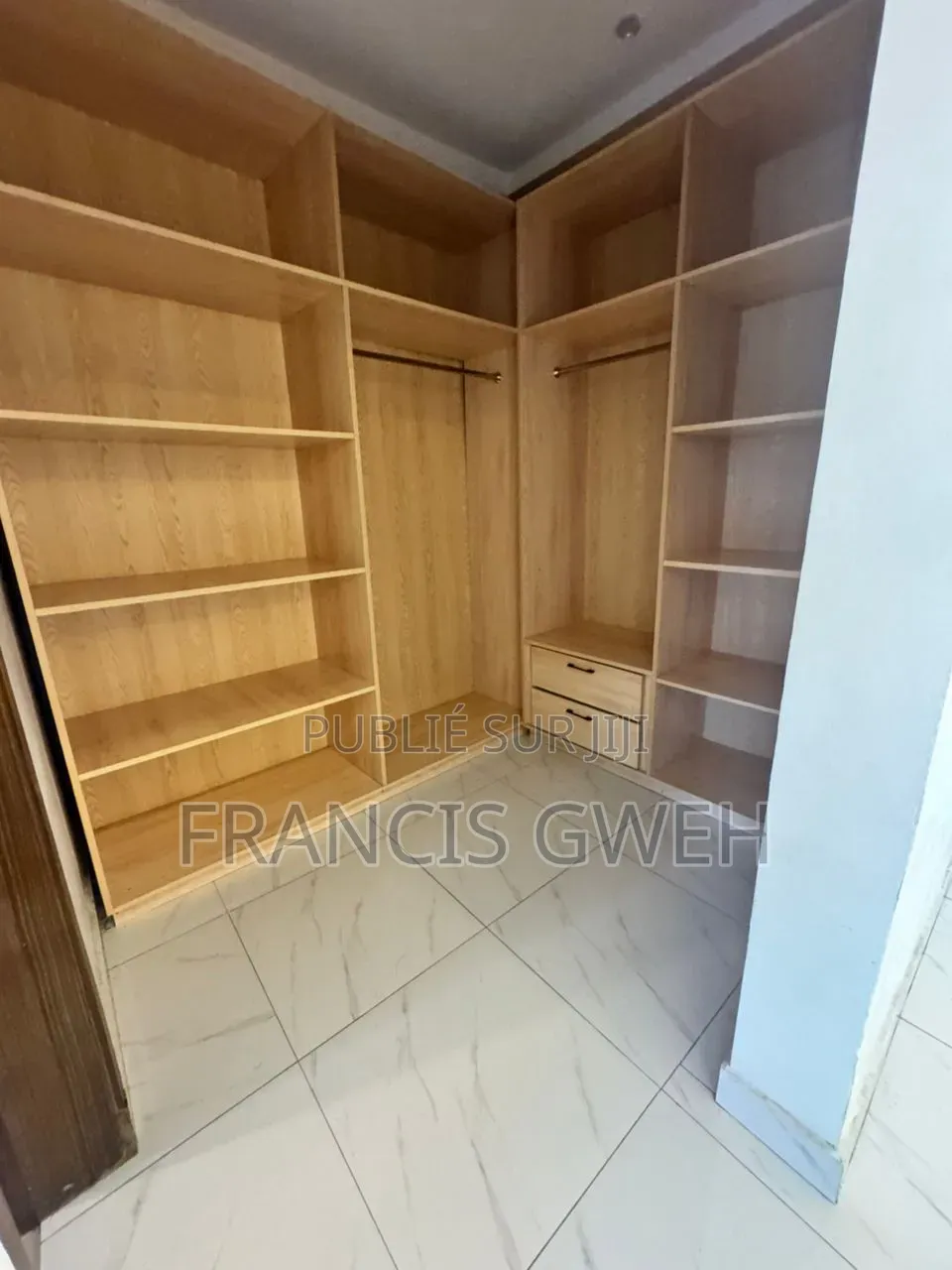 5chbre Duplex dans Francis Gweh, Cocody à Louer