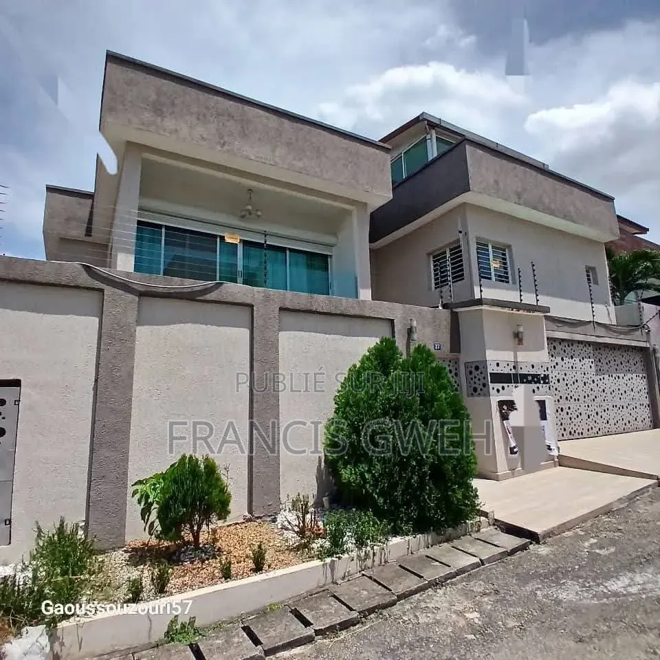 6chbre Duplex dans Francis Gweh, Cocody à Louer