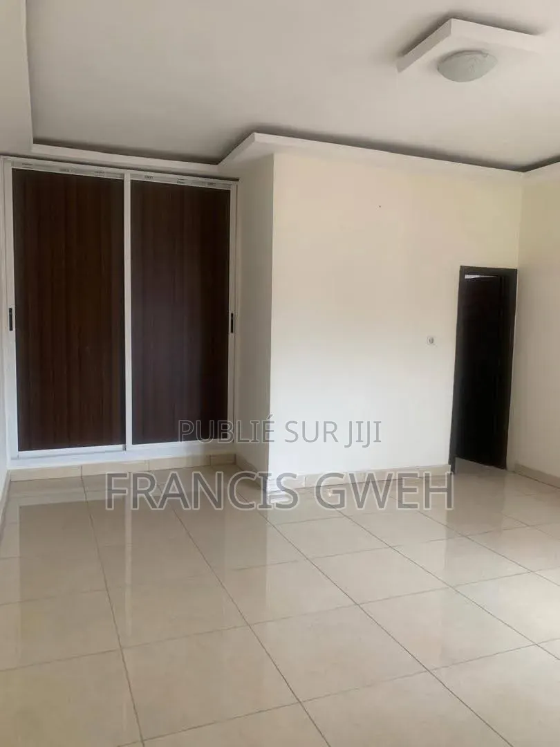 6chbre Duplex dans Francis Gweh, Cocody à Louer