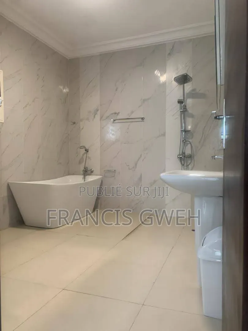 6chbre Duplex dans Francis Gweh, Cocody à Louer