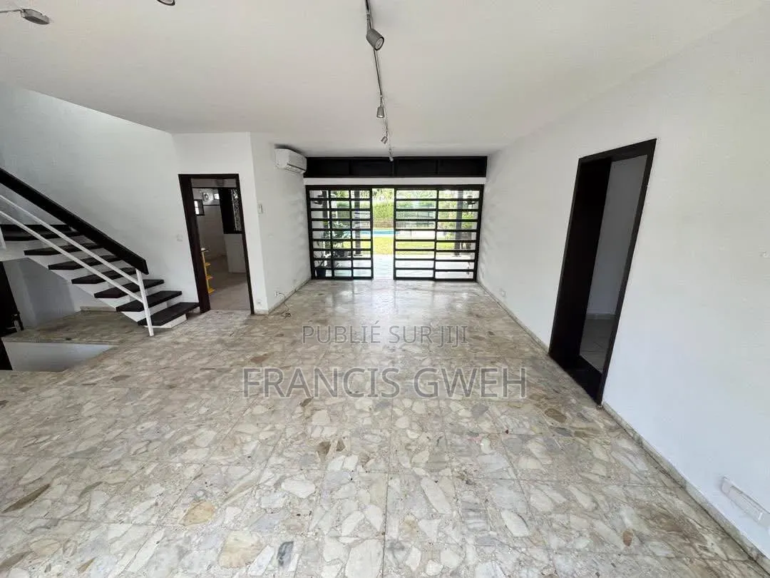 5chbre Duplex dans Francis Gweh, Cocody à Louer