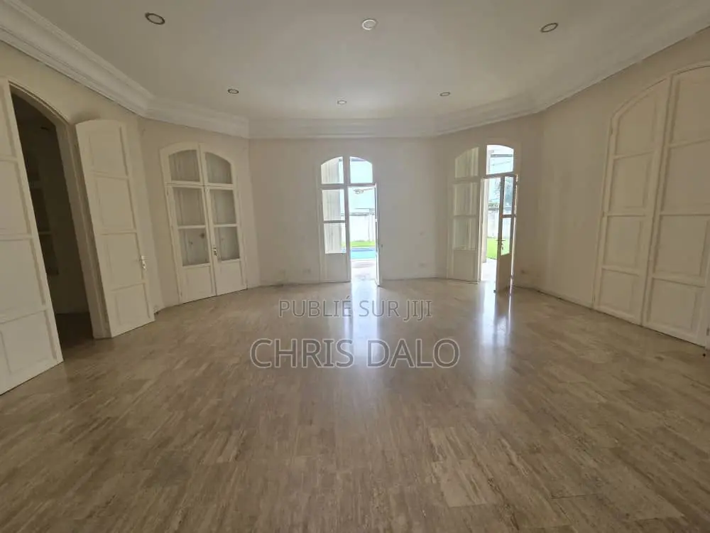 5chbre Villa dans Dalo Davy, Cocody à Louer