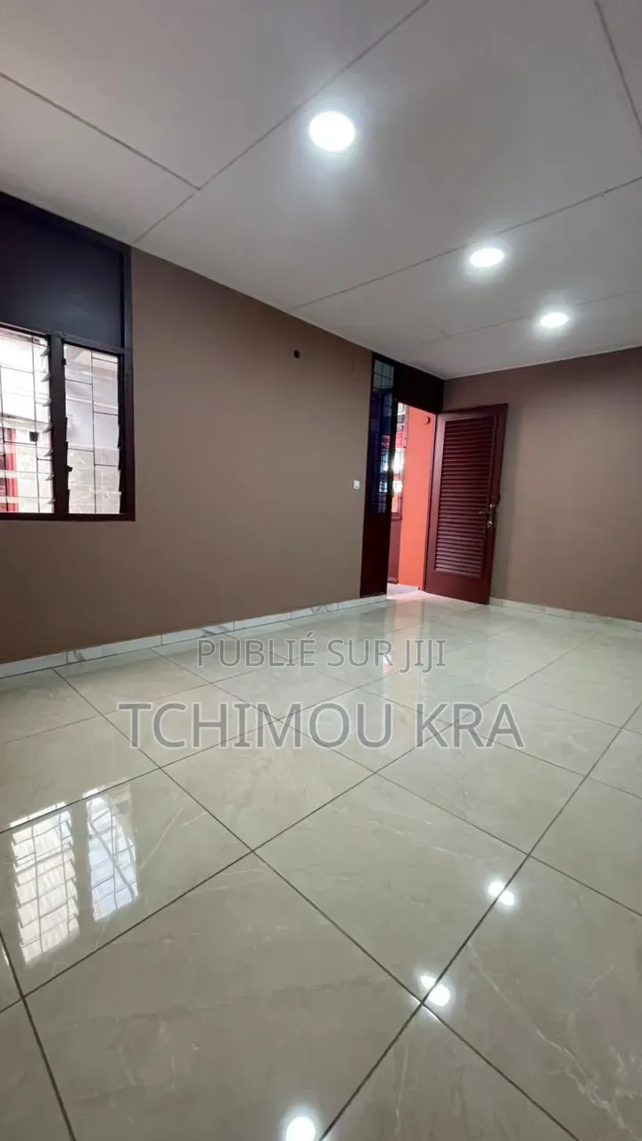 3chbre Maison dans Kra Tchimou, Yopougon à Louer