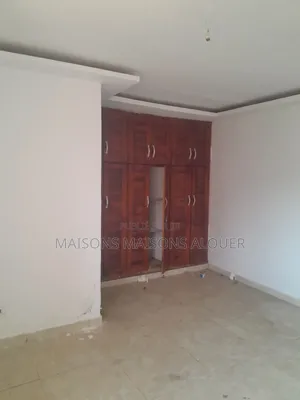 3chbre Maison dans Ib, Cocody à Louer