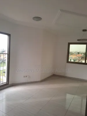 2chbre Appartement dans Ib, Cocody à Louer