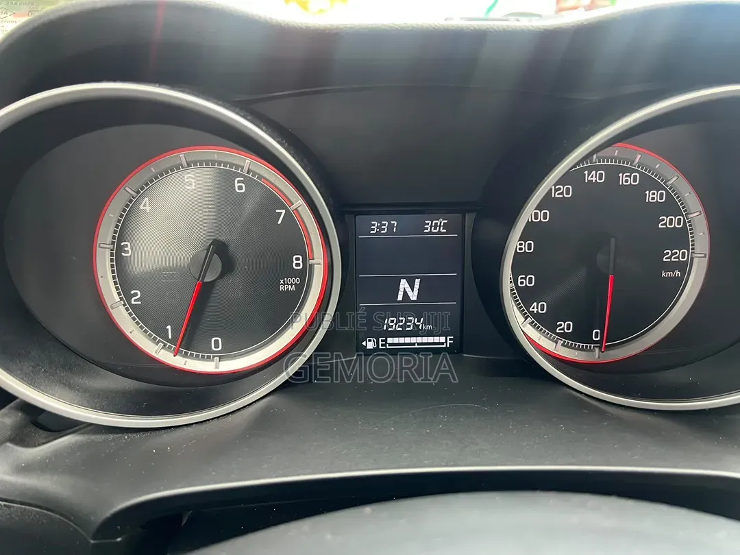 Suzuki Swift 2025 Gris