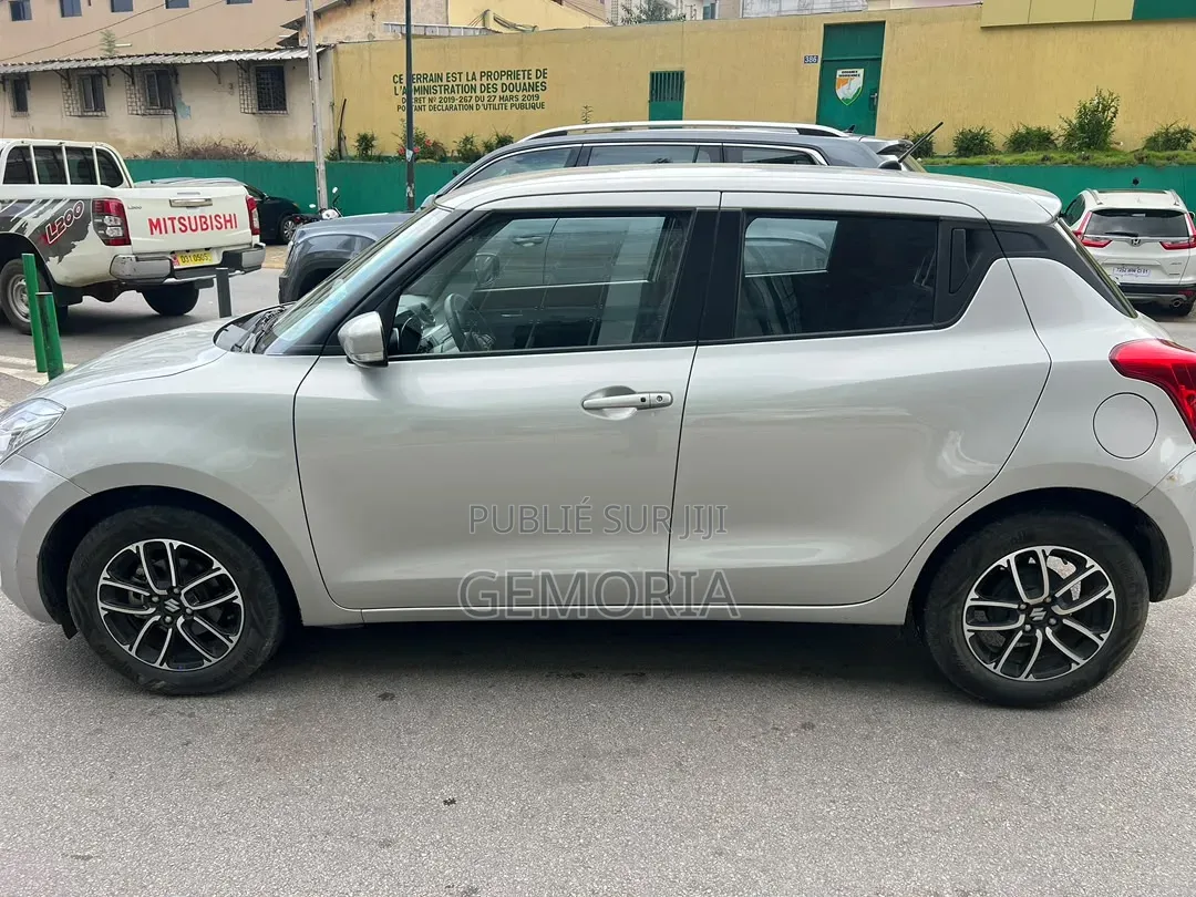 Suzuki Swift 2025 Gris