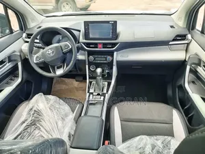 Nouveau Toyota Veloz 2025 Argenté