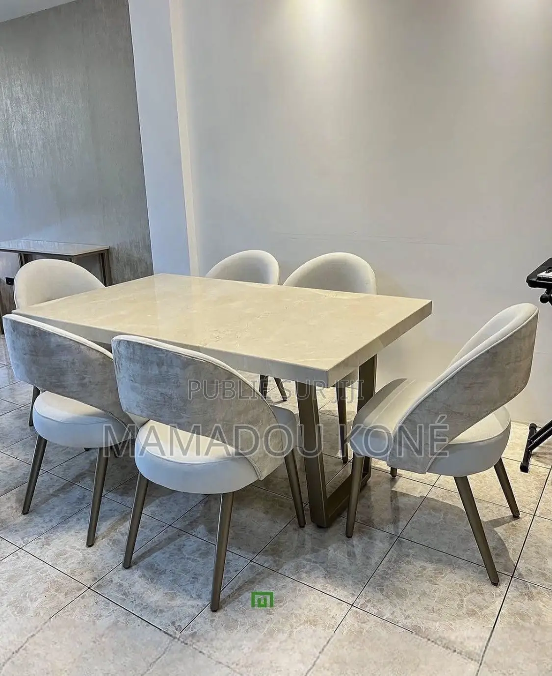 Belle Table À Manger Moderne Avec (6) Chaises Importé en Promotion