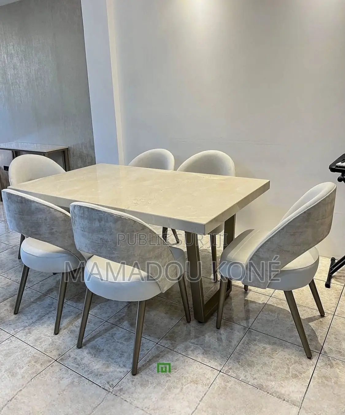 Belle Table À Manger Moderne Avec (6) Chaises Importé en Promotion