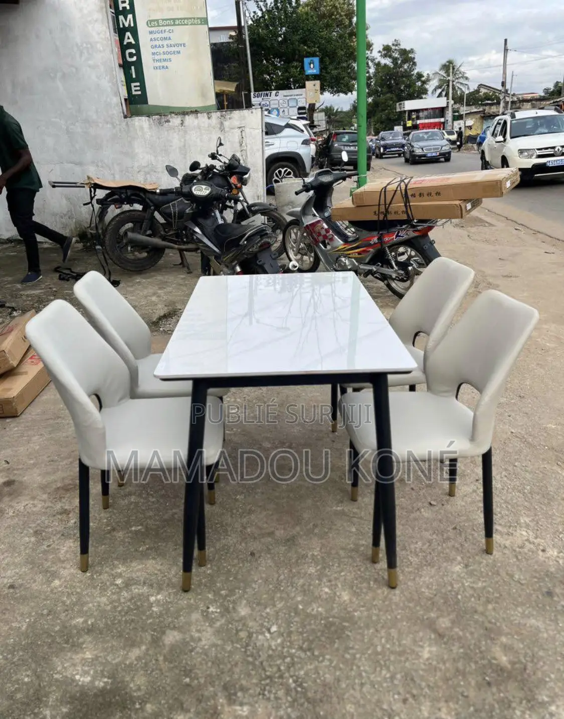 Table À Manger Quatre, Chaise Travaux Plus Bonne Qualité