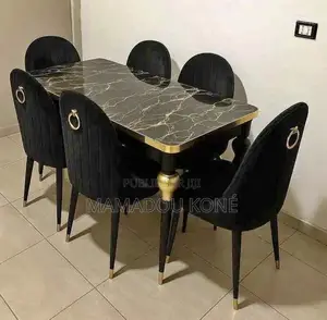 Table a Manger Plus 06 Chaises Très Bonne Qualité