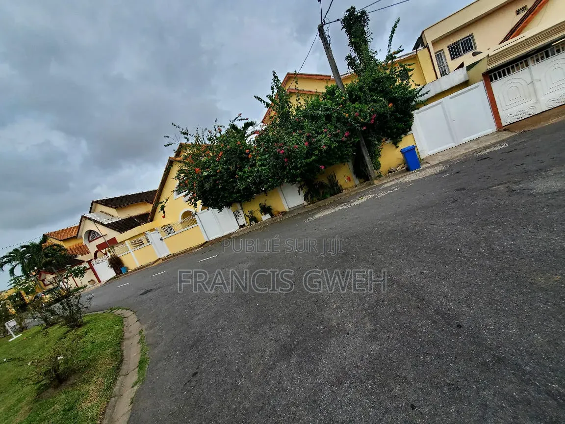 4chbre Duplex dans Francis Gweh, Cocody à Louer