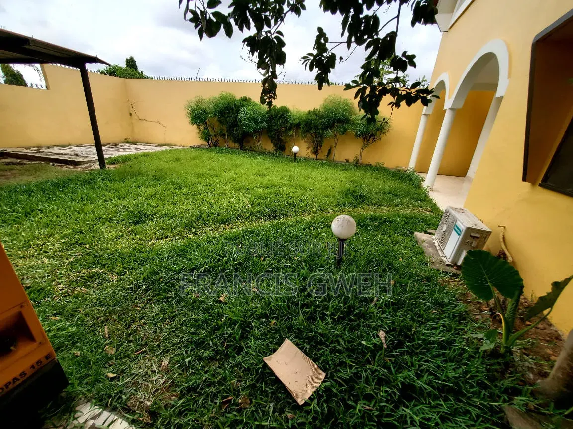 4chbre Duplex dans Francis Gweh, Cocody à Louer