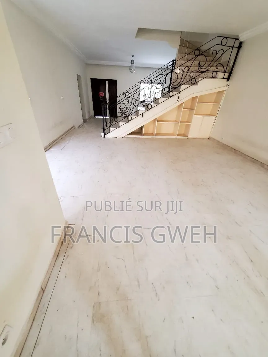 4chbre Duplex dans Francis Gweh, Cocody à Louer
