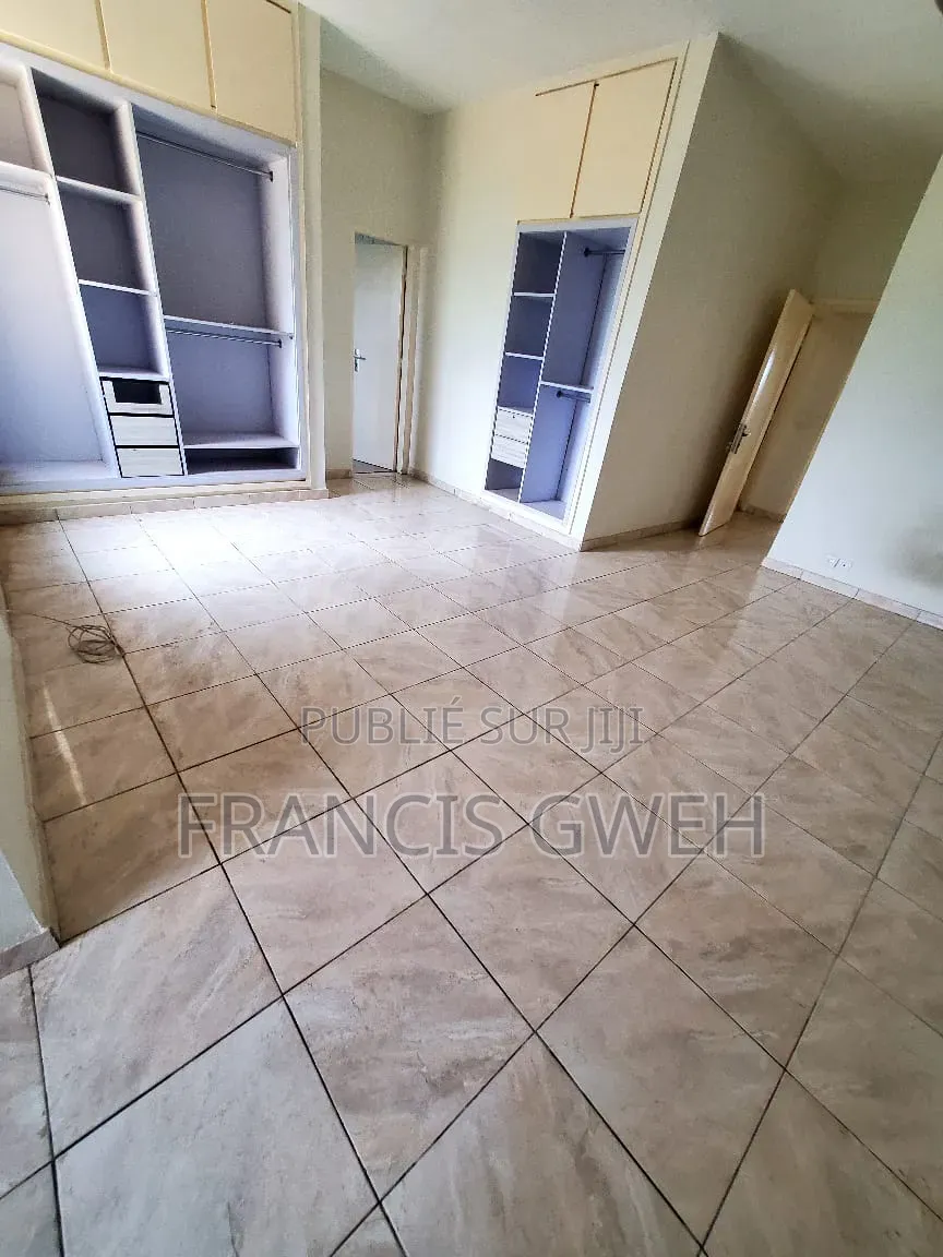 4chbre Duplex dans Francis Gweh, Cocody à Louer