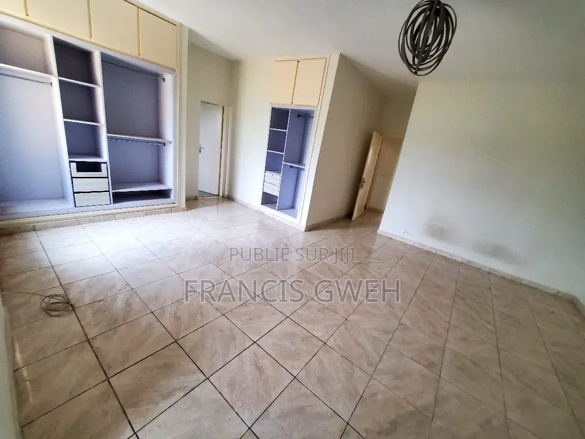 4chbre Duplex dans Francis Gweh, Cocody à Louer