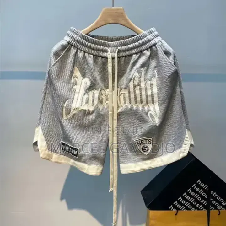 Nouveau Habit Disponible Pour Les Jeunes