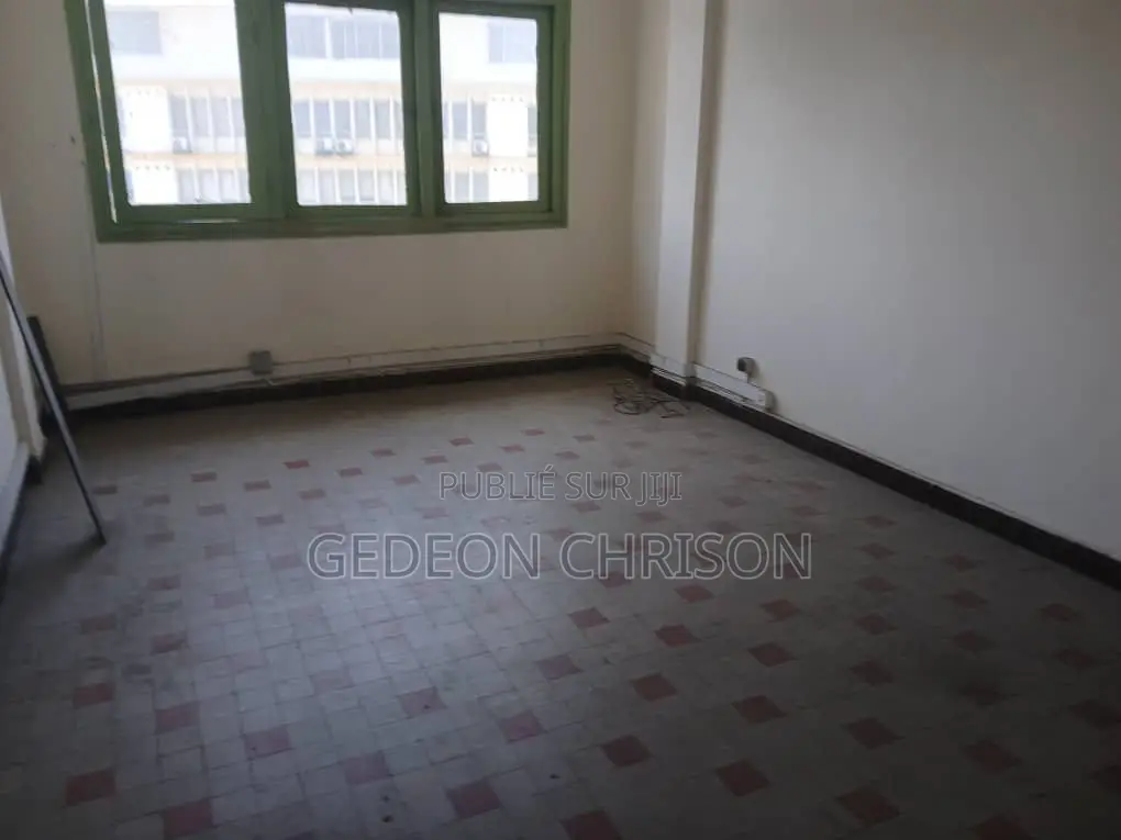 À Vendre — Terrain Bâti De 1 178 M2 Avec Immeuble R+4 | Plateau