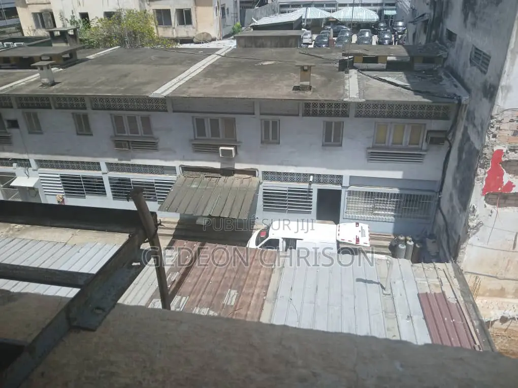 À Vendre — Terrain Bâti De 1 178 M2 Avec Immeuble R+4 | Plateau