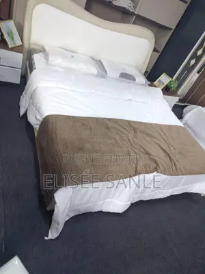 Lit Moderne Premium Avec Tête De Lit Rembourrée