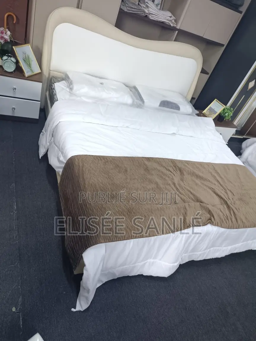 Lit Moderne Premium Avec Tête De Lit Rembourrée