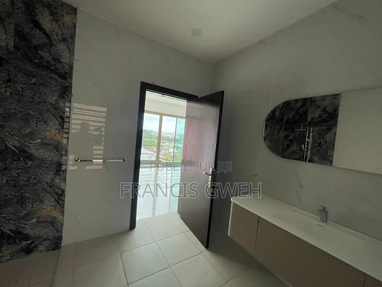 5chbre Duplex dans Francis Gweh, Cocody à Louer