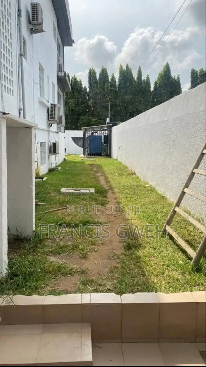 8chbre Duplex dans Francis Gweh, Cocody à Vendre