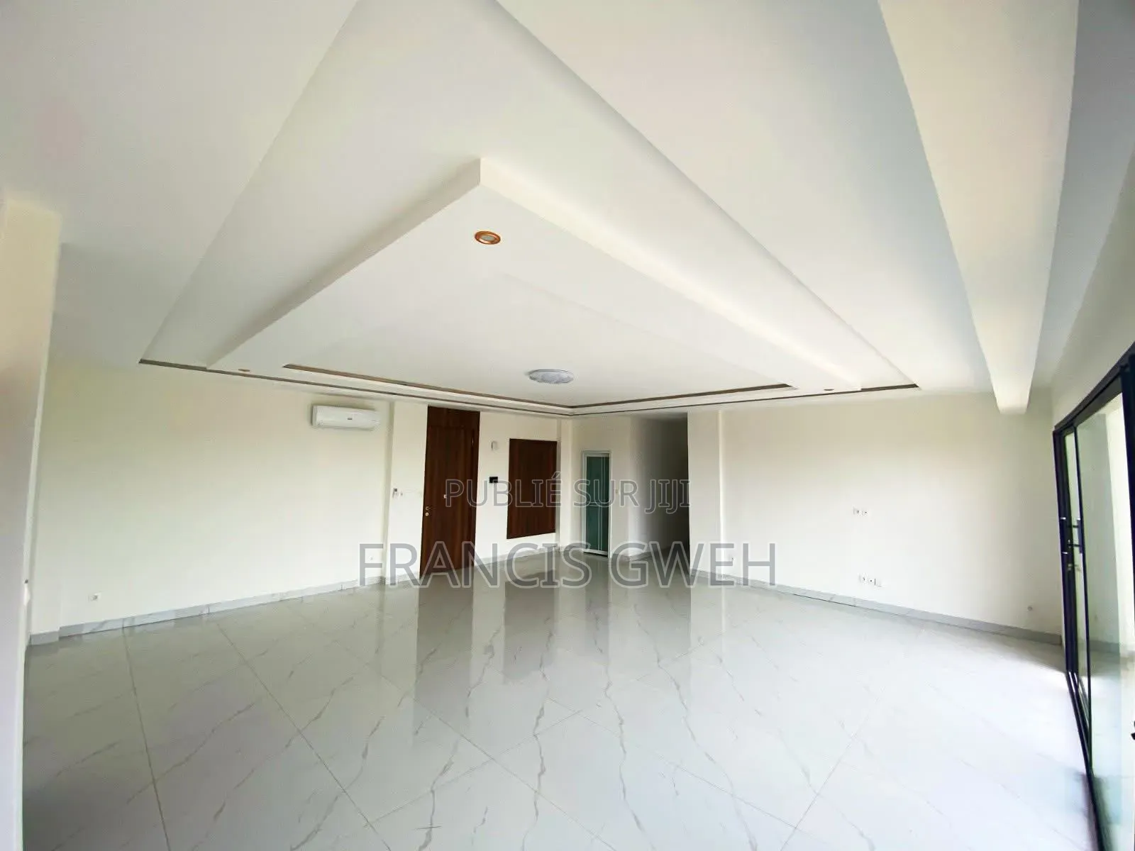 3chbre Appartement dans Francis Gweh, Cocody à Louer