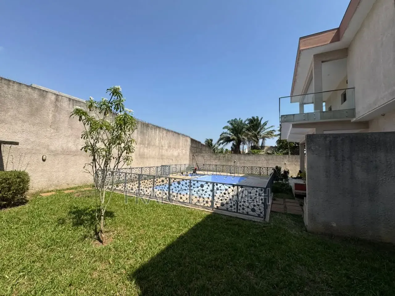 6chbre Duplex dans Francis Gweh, Cocody à Vendre