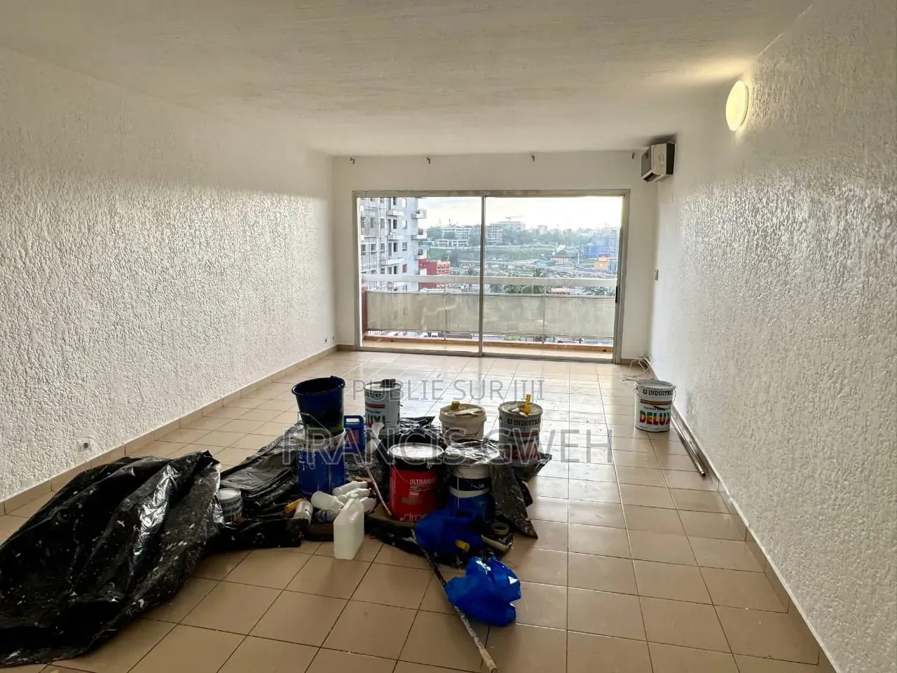 3chbre Appartement dans Francis Gweh, Cocody à Louer