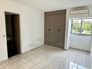3chbre Appartement dans Francis Gweh, Cocody à Louer