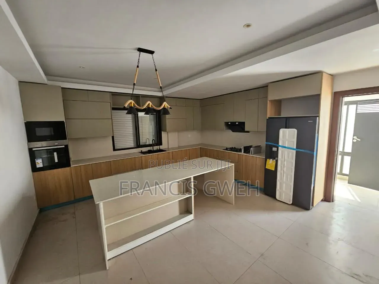 5chbre Duplex dans Francis Gweh, Cocody à Louer