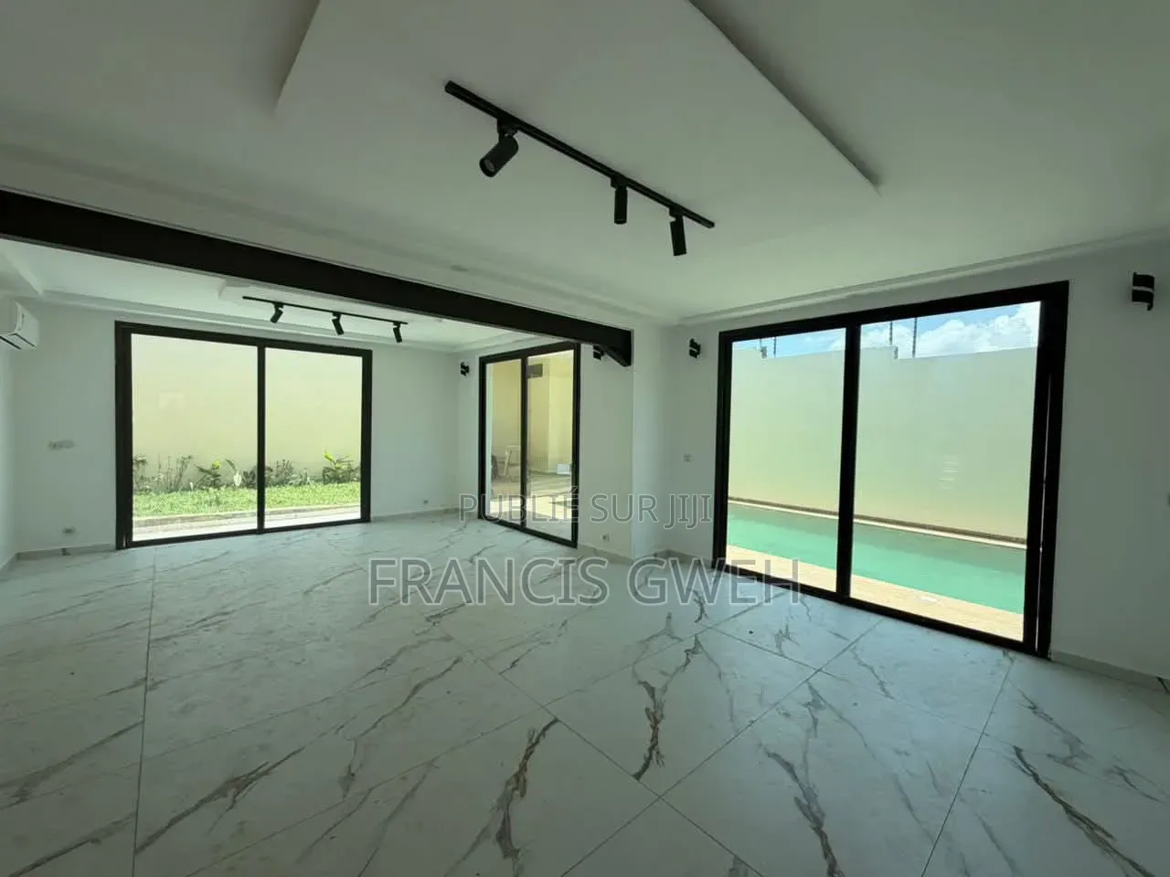 4chbre Duplex dans Francis Gweh, Cocody à Louer