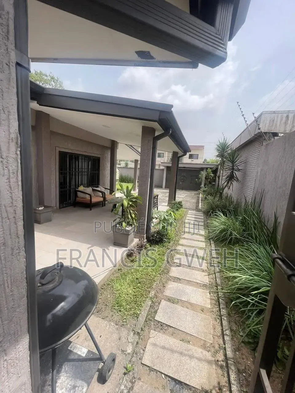 3chbre Villa dans Francis Gweh, Cocody à Louer
