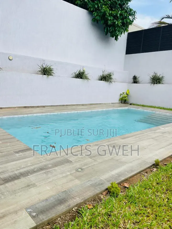 4chbre Duplex dans Francis Gweh, Cocody à Louer