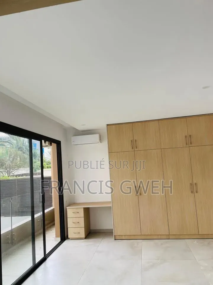 4chbre Duplex dans Francis Gweh, Cocody à Louer