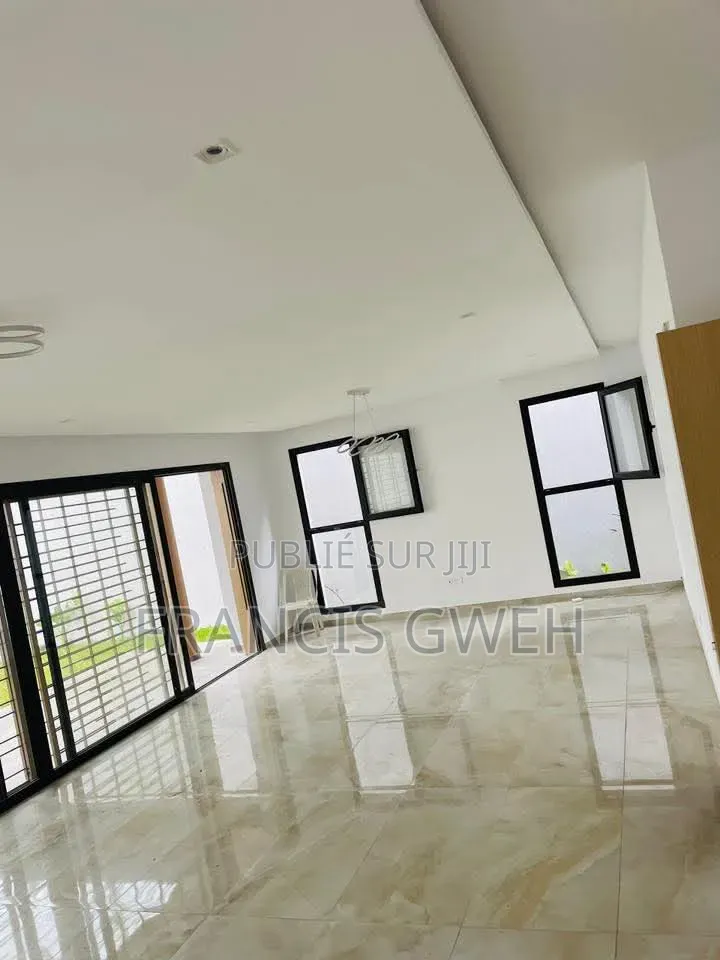 4chbre Duplex dans Francis Gweh, Cocody à Louer