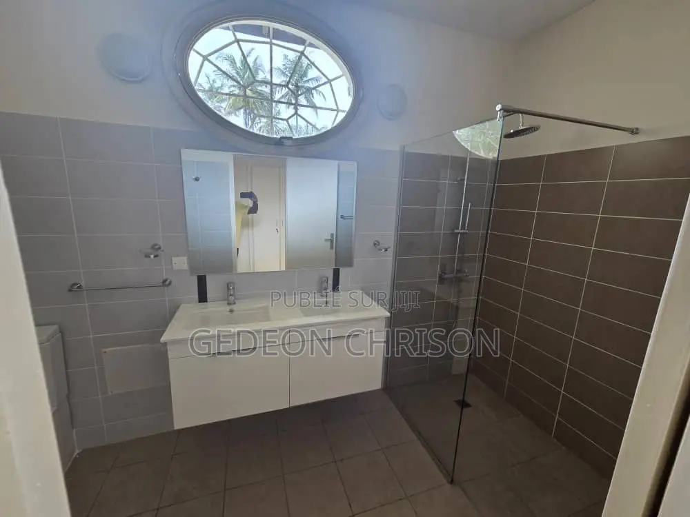 4chbre Villa dans Cocody à Louer