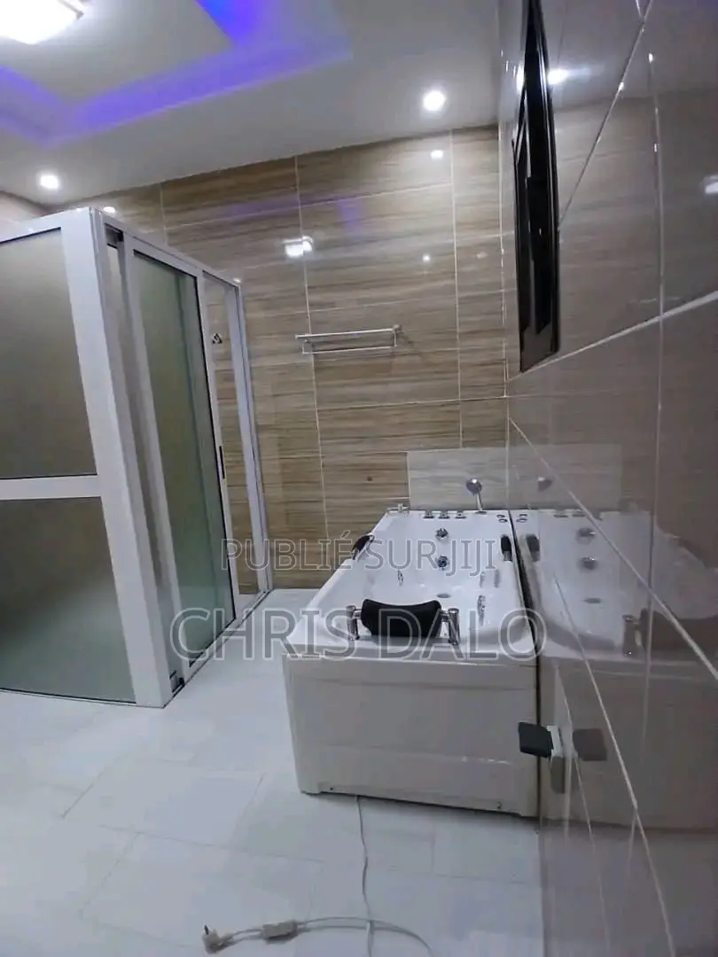 5chbre Duplex dans Djôlo Pierre, Cocody à Louer