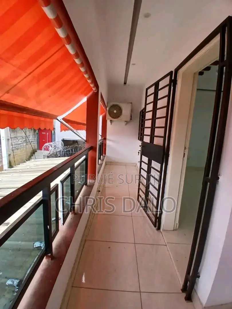 5chbre Duplex dans Djôlo Pierre, Cocody à Louer