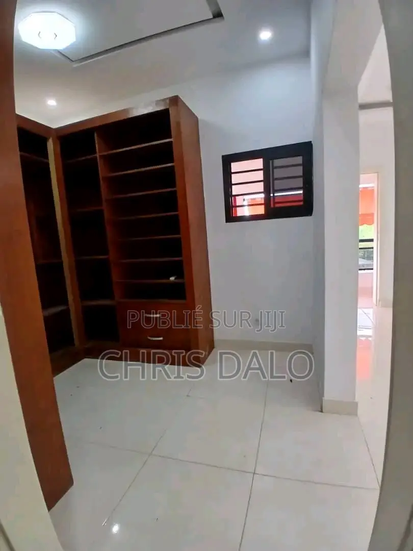 5chbre Duplex dans Djôlo Pierre, Cocody à Louer