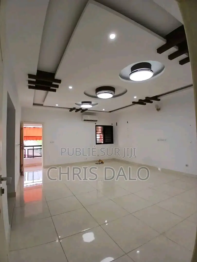 5chbre Duplex dans Djôlo Pierre, Cocody à Louer