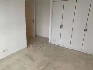 3chbre Appartement dans Francis Gweh, Cocody à Louer