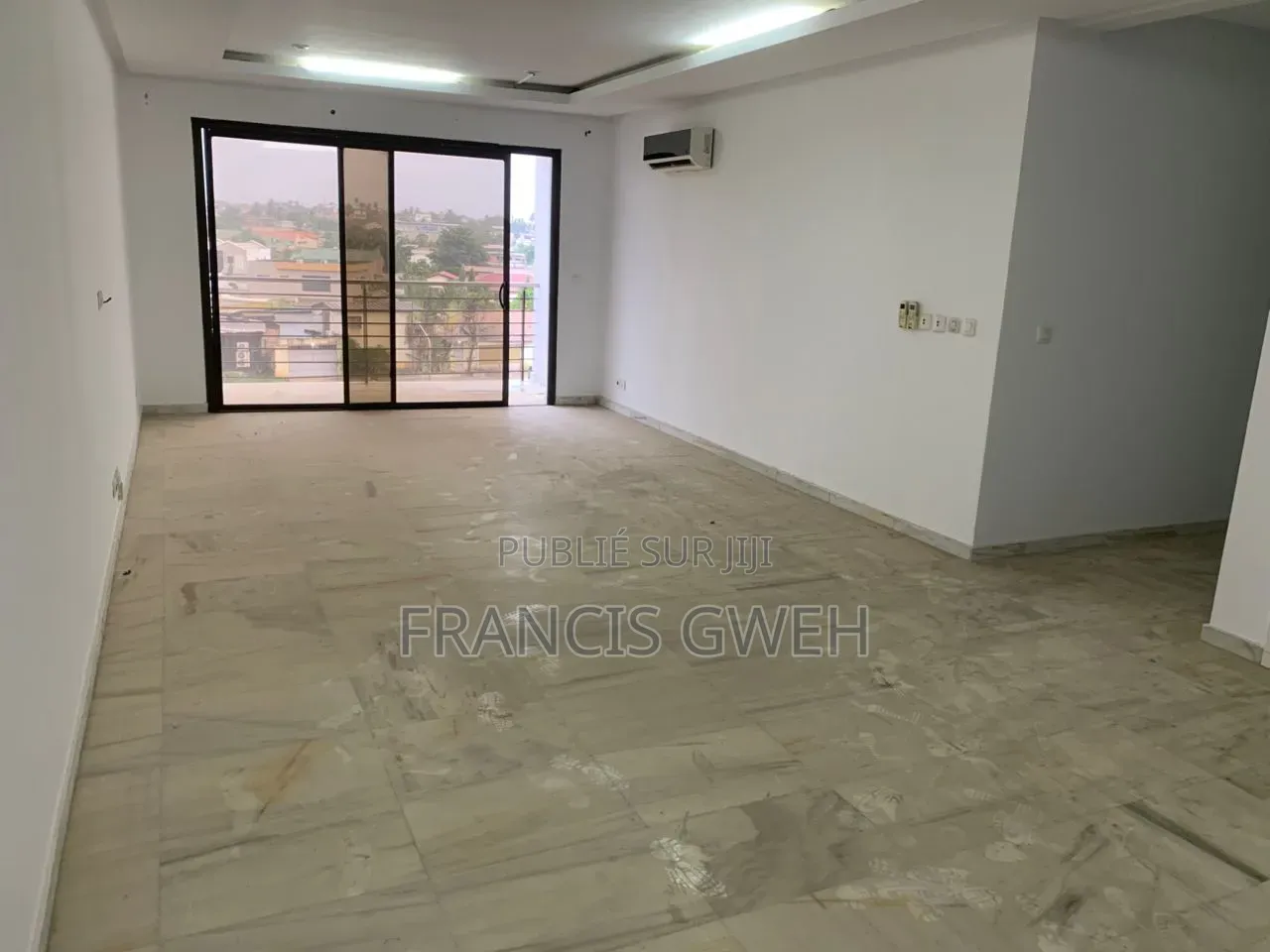 3chbre Appartement dans Francis Gweh, Cocody à Louer